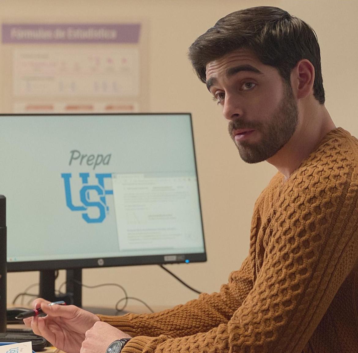 Nahuel escobar profesor esteban de cindy la regia