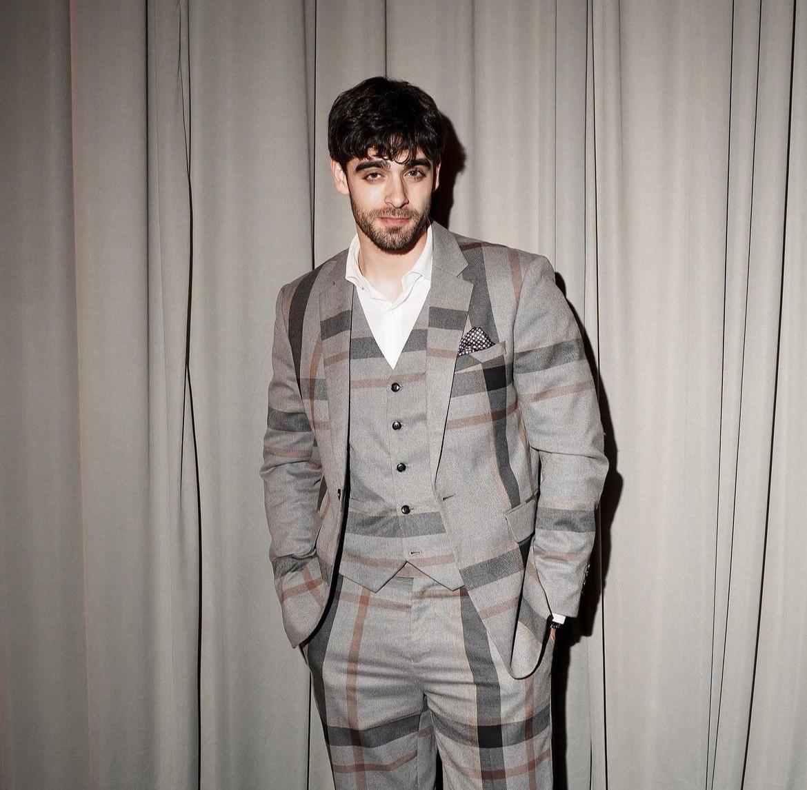 actor argentino en traje gris donde hubo fuego cindy la regia