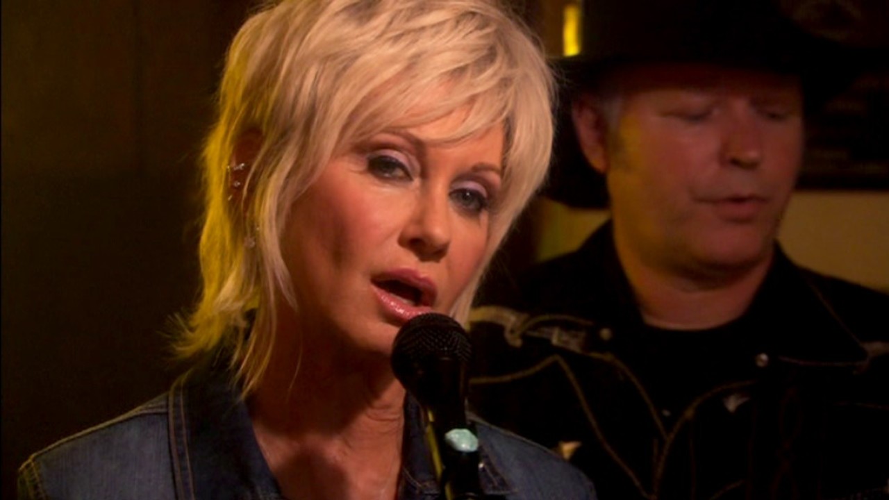 olivia-newton-john-sordid-lives olivia newton john sordid lives papel lésbico lesbiana grease