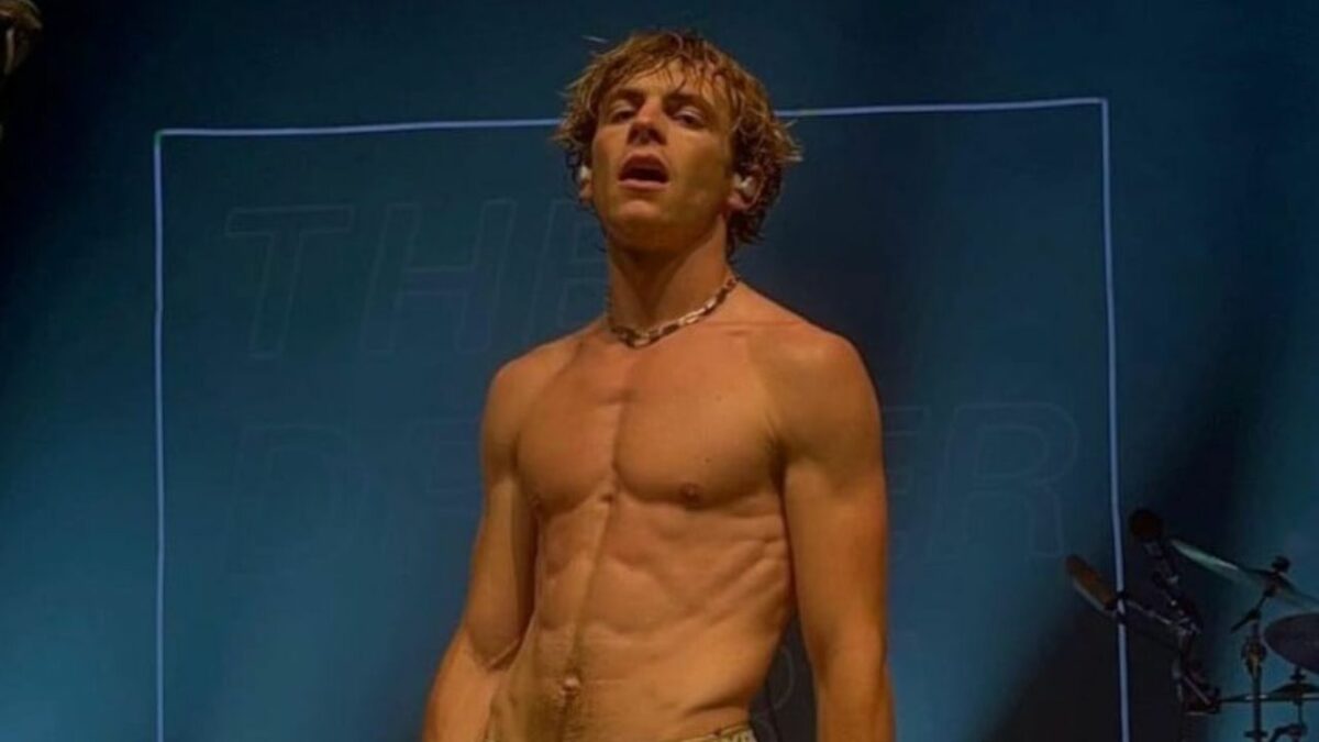 orientación sexual del actor cantante sexualidad y pareja biografía troye sivan modelo sin playera