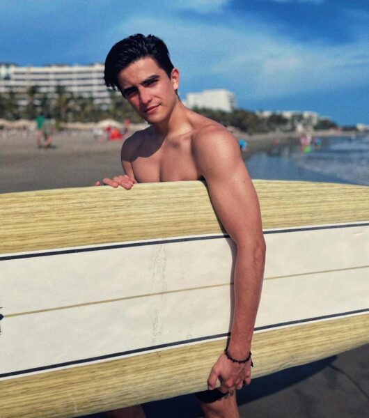 Santiago Domínguez La Academia con tabla de Surf