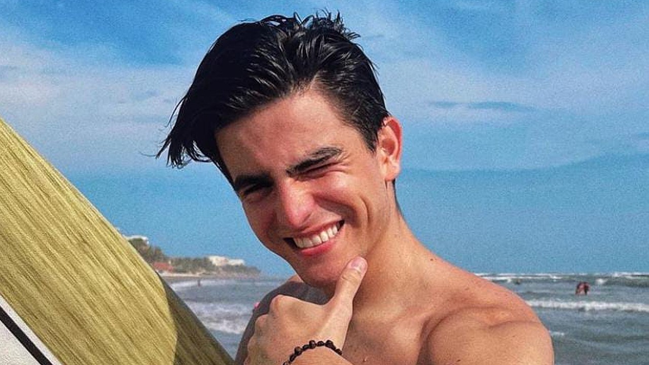 Santiago Domínguez La Academia tabla de surf en playa de Acapulco