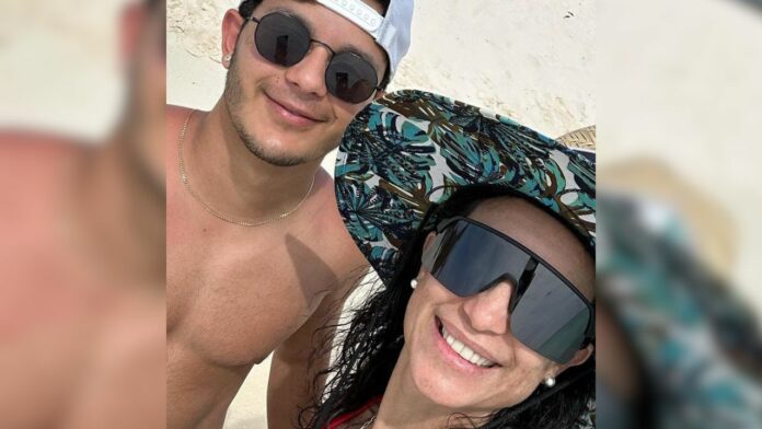 xander hijo trans de karina con barba y bigote vacaciones en Venezuela