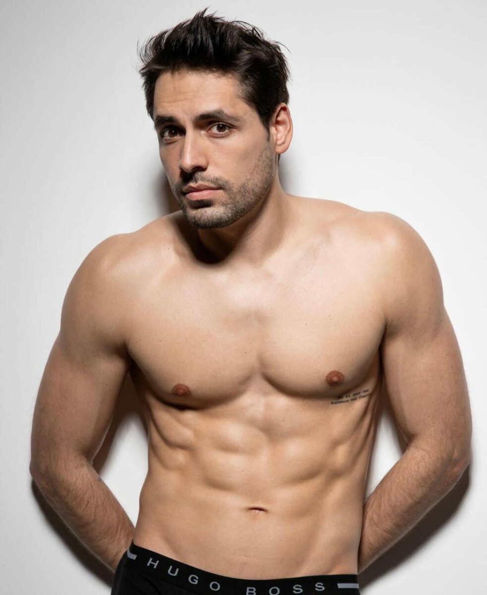 Alejandro Oliva sin playera