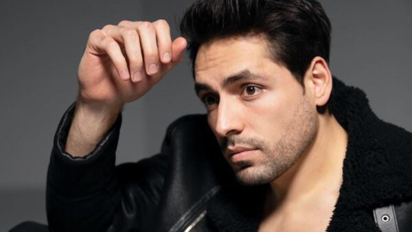 El actor tiene una maestría en Artes en Actuación Clásica para el Teatro Profesional.