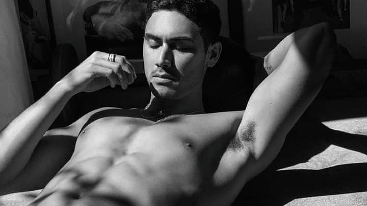 Alejandro Speitzer fotos para Icon Magazine sensuales blanco y negro