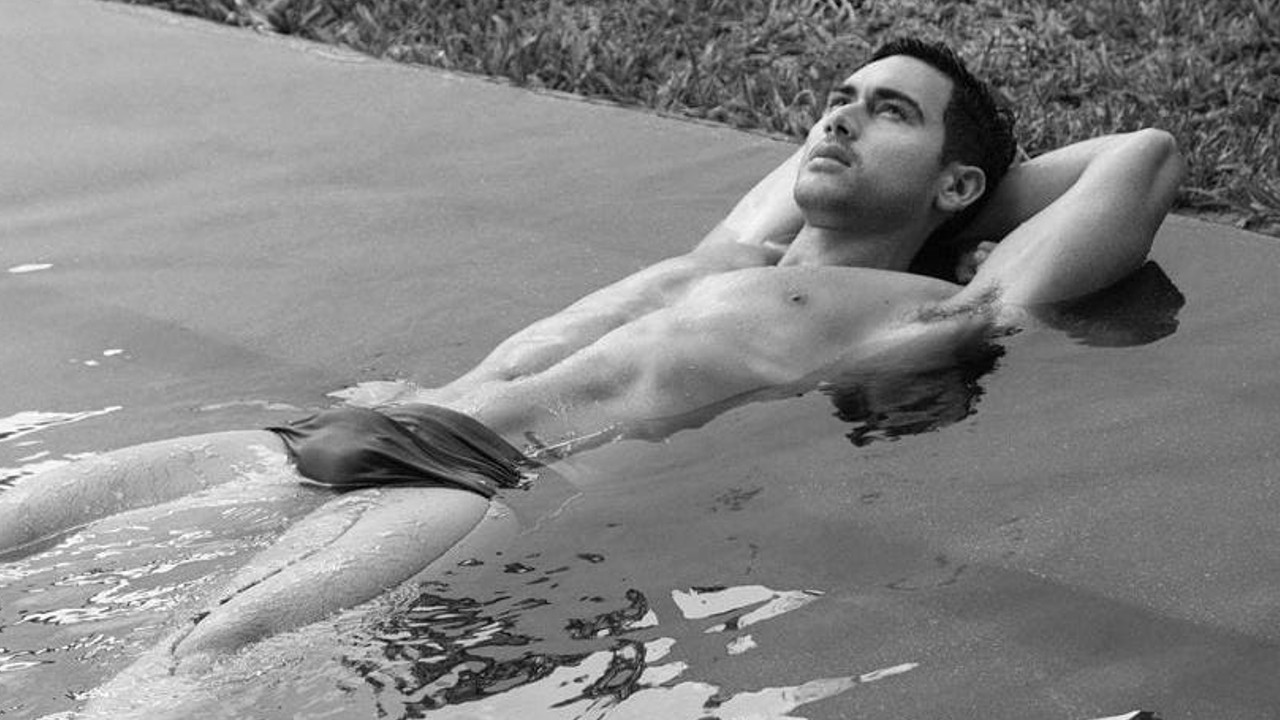 Alejandro Speitzer fotos con Icon Magazine en alberca con traje de baño