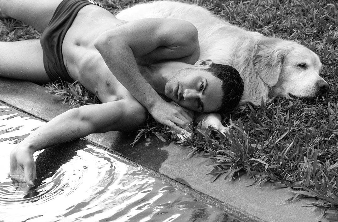 Alejandro Speitzer icon magazine en traje de baño fotos