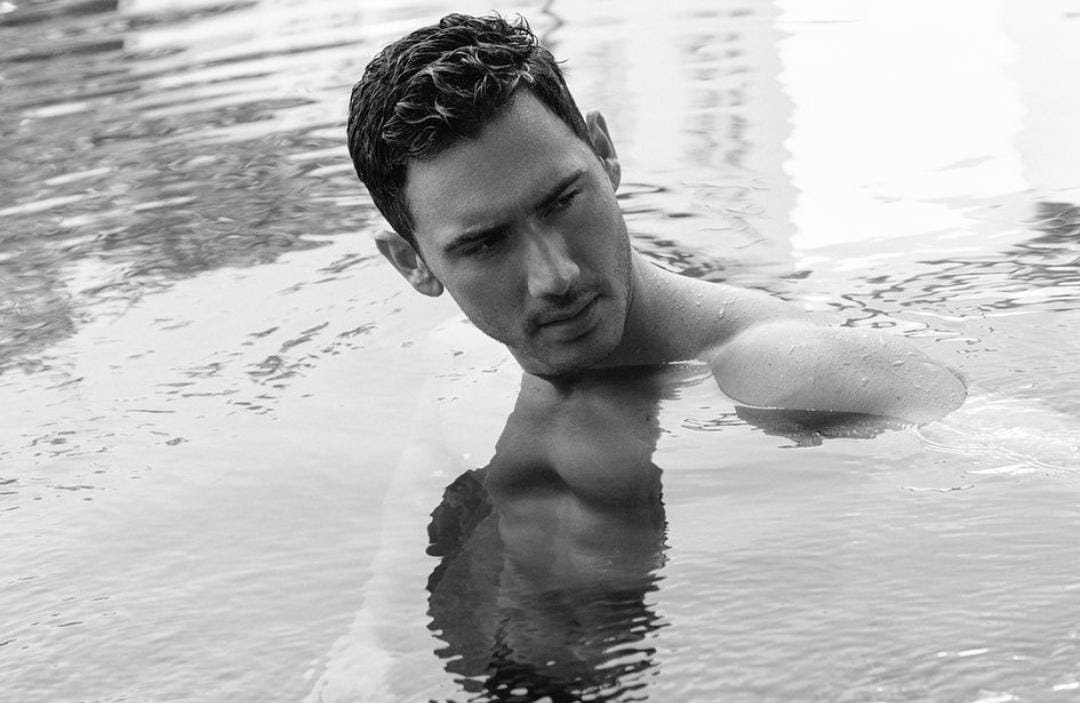 Alejandro Speitzer Icon Magazine alberca