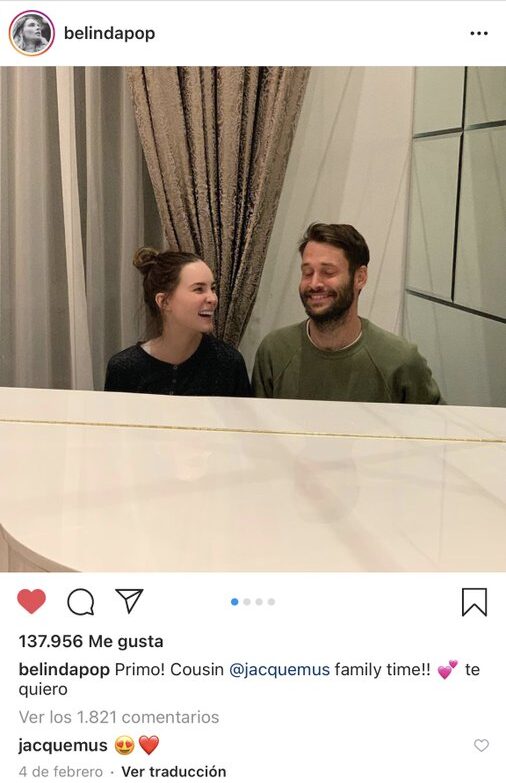 Belinda junto al diseñador