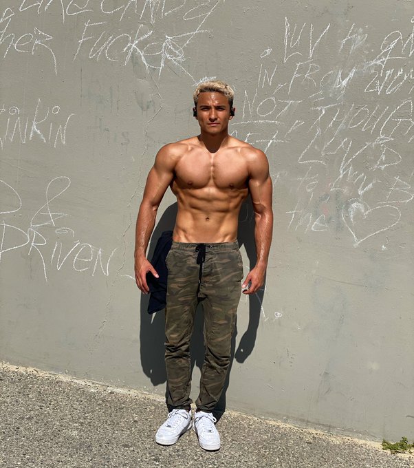 Brandon Perea foto sin playera músculos