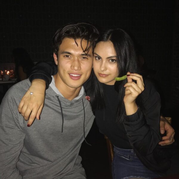 Camila Mendes y Charles melton