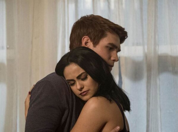Camila Mendes junto a KJ Apa