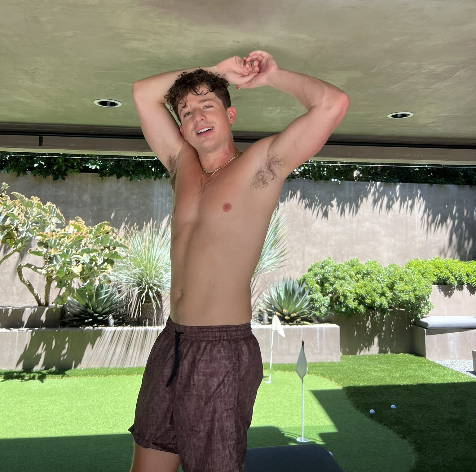 charlie puth traje de baño