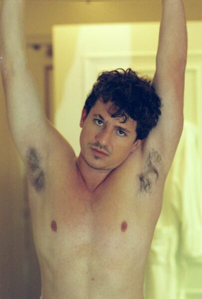 Cantante estadounidense sin playera