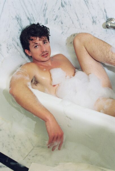 Charlie Puth en la bañera sin ropa