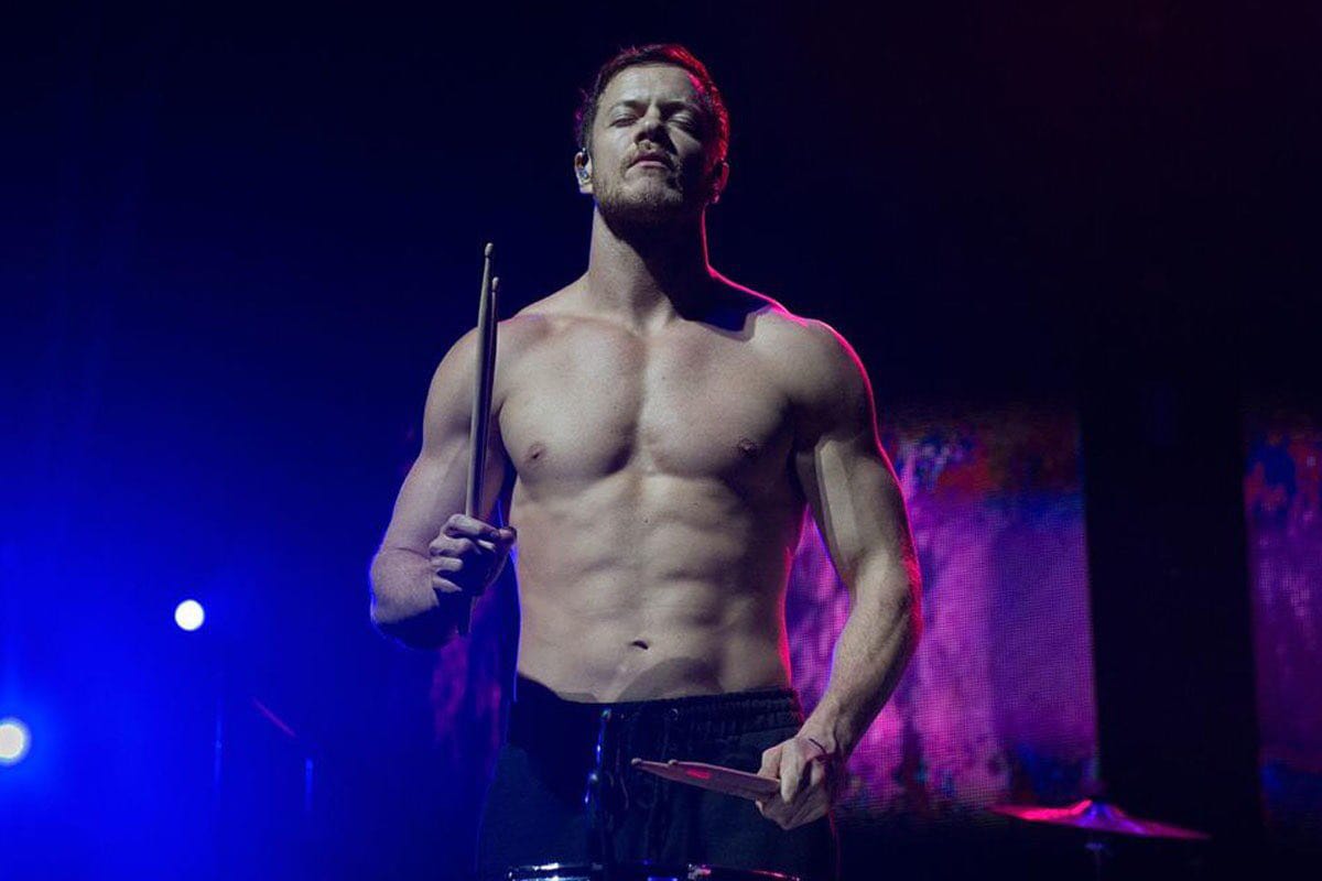 Dan Reynolds tocando batería en concierto.