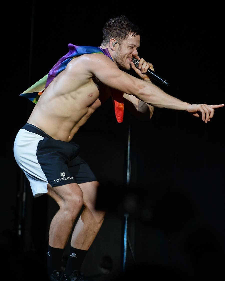Dan Reynolds bandera LGBT+