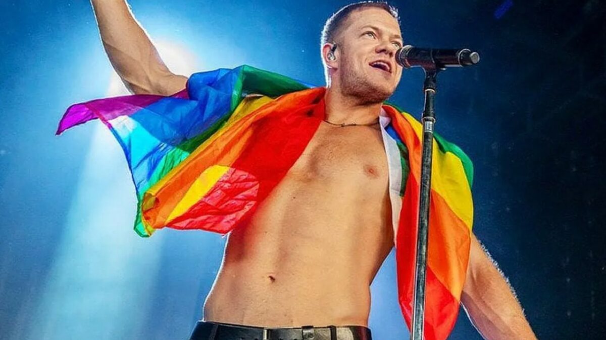 Dan Reynolds vocalista cantante Imagine Dragons bandera LGBT+ sin playera foto concierto