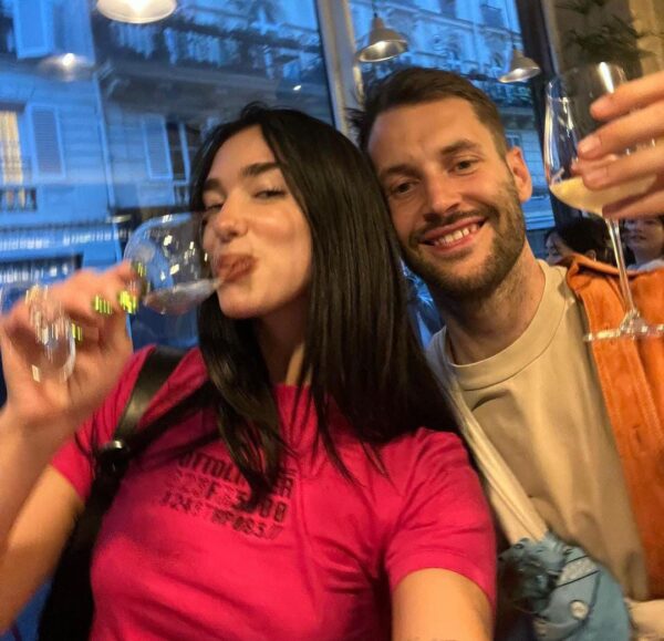 La cantante junto al diseñador