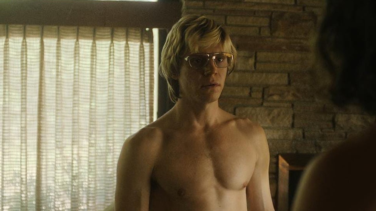 Evan Peters tuvo una impresionante transformación física para hacer el personaje de Jeffrey Dahmer, aquí compliamos algunas fotos y videos de cómo luce su cuerpo en 2022.