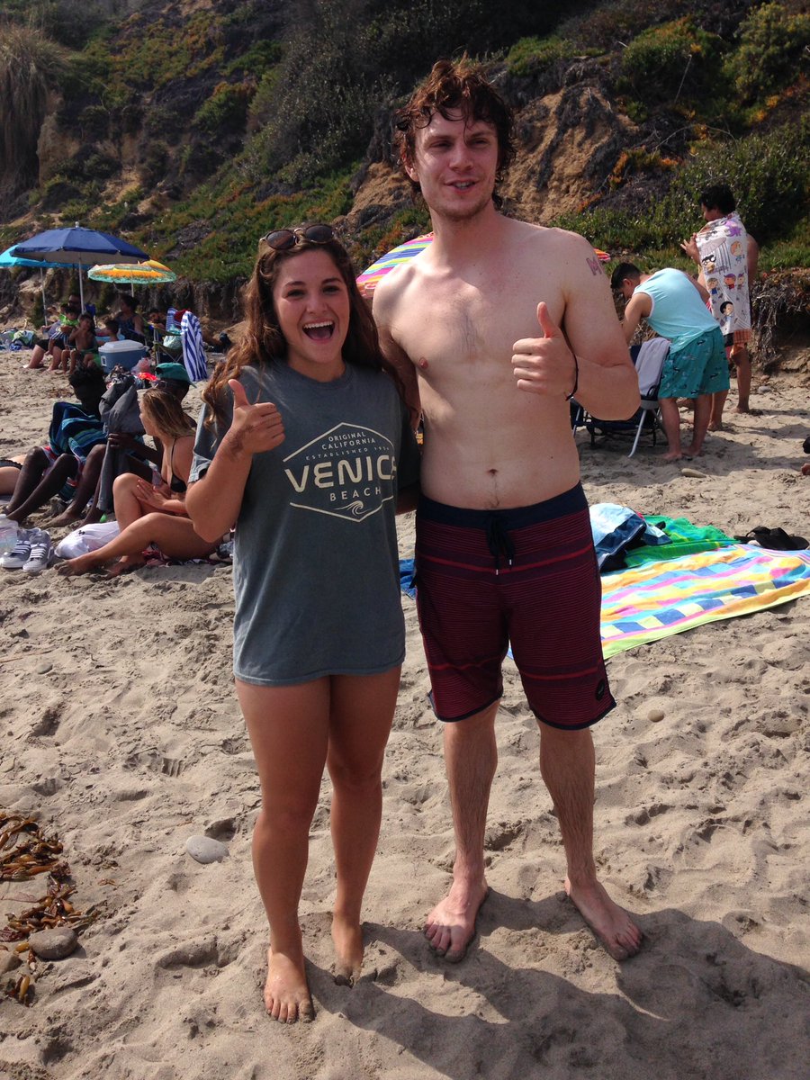 Evan Peters en la playa con una fan