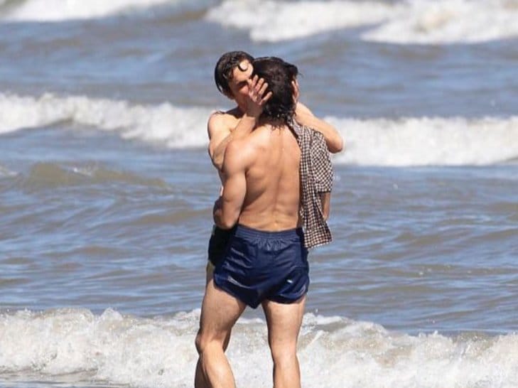 Jonathan Bailey y Matt Bomer beso