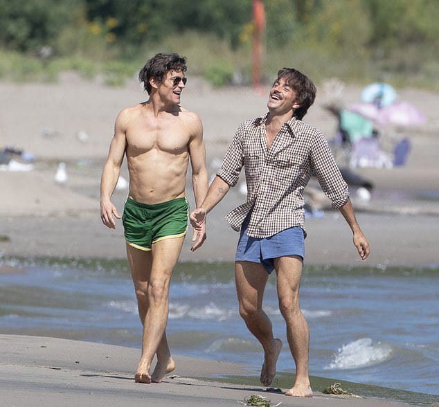 Jonathan Bailey y Matt Bomer en playa