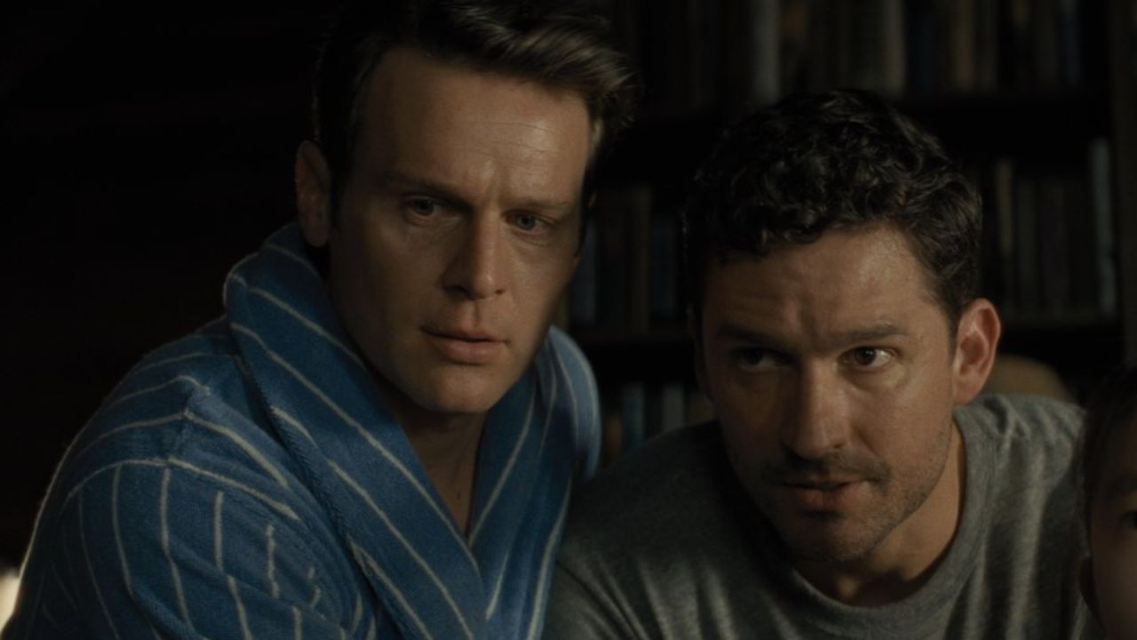 Jonathan groff ben aldridge knock at the cabin pareja película gay llaman a la puerta knock at the cabin