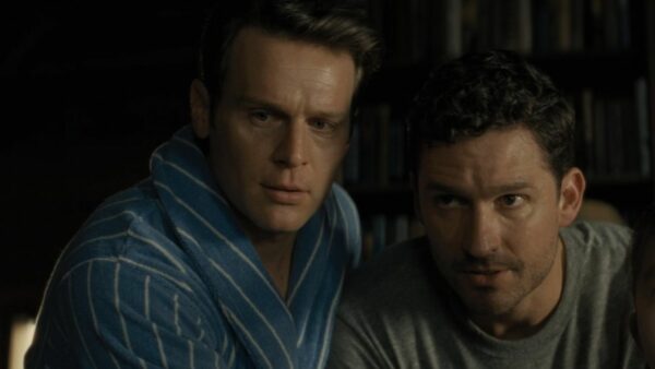 Jonathan groff ben aldridge knock at the cabin pareja película gay