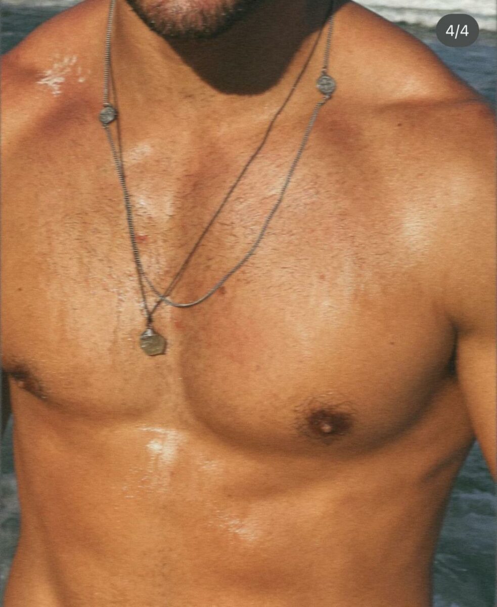 actor portugués sin playera pecho y abdomen