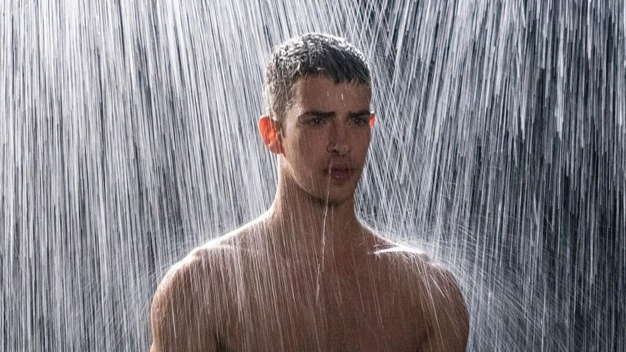 Manu Ríos (personaje Patrick Blanco) en temporada 6 de Élite foto en regadera.