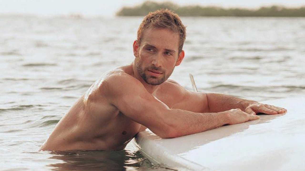 Mauricio Henao Colombia playa fotos surfeando actor perfil falso serie