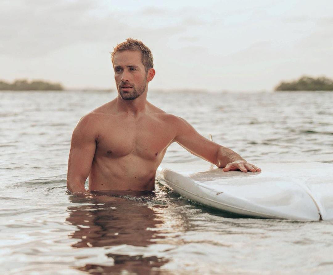 Mauricio Henao actor surf playa