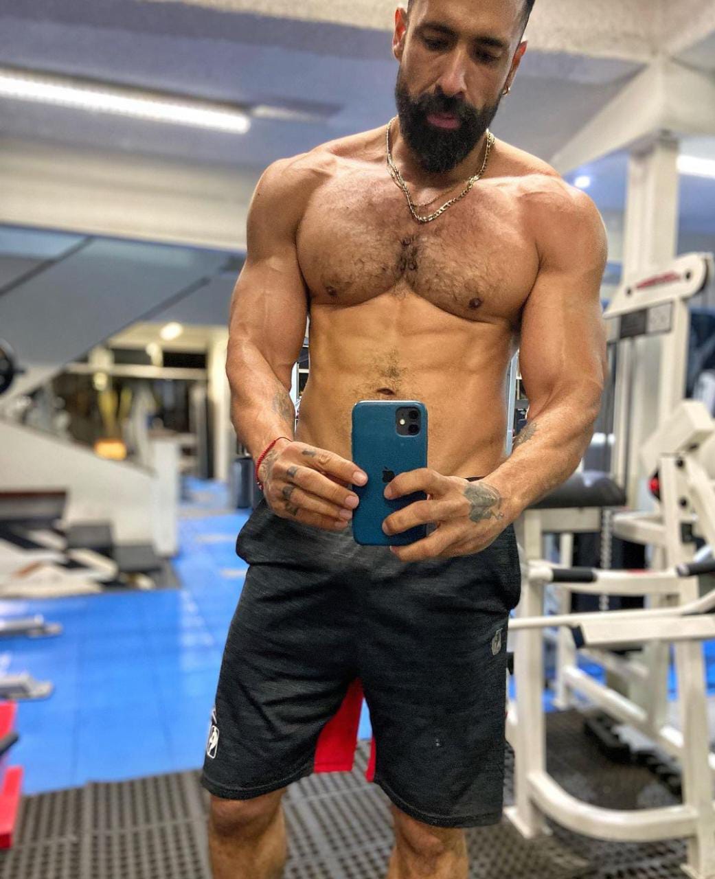 osiris orozco en gimnasio sin playera