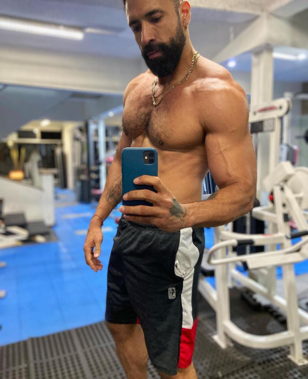 Osiris Orozco sin playera