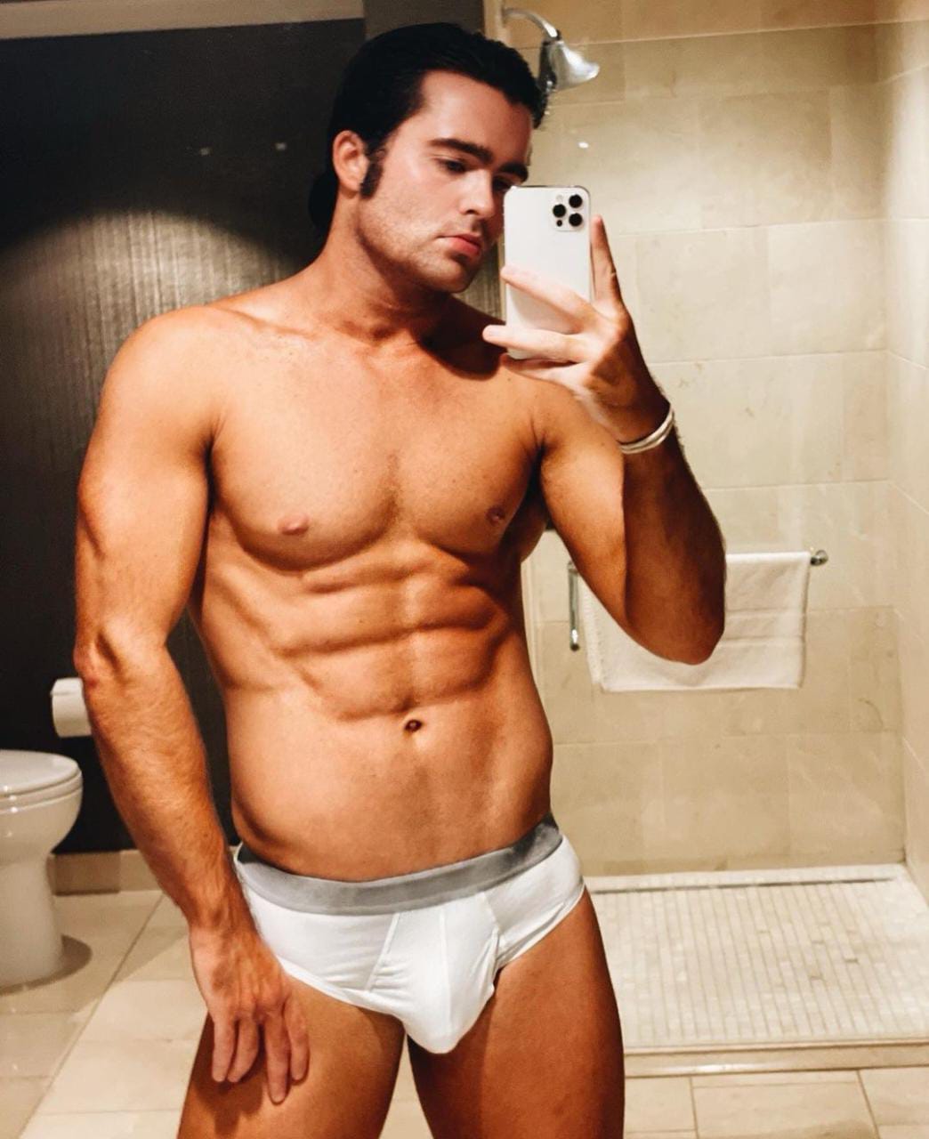 Spencer Boldman es uno de los actores de la serie Welcome to Chippendales.