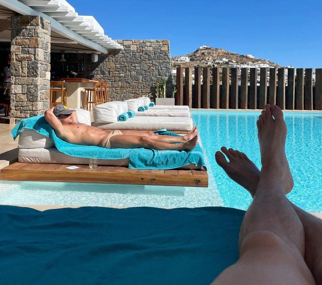 Tom Daley en traje de baño tomando el sol en Grecia.