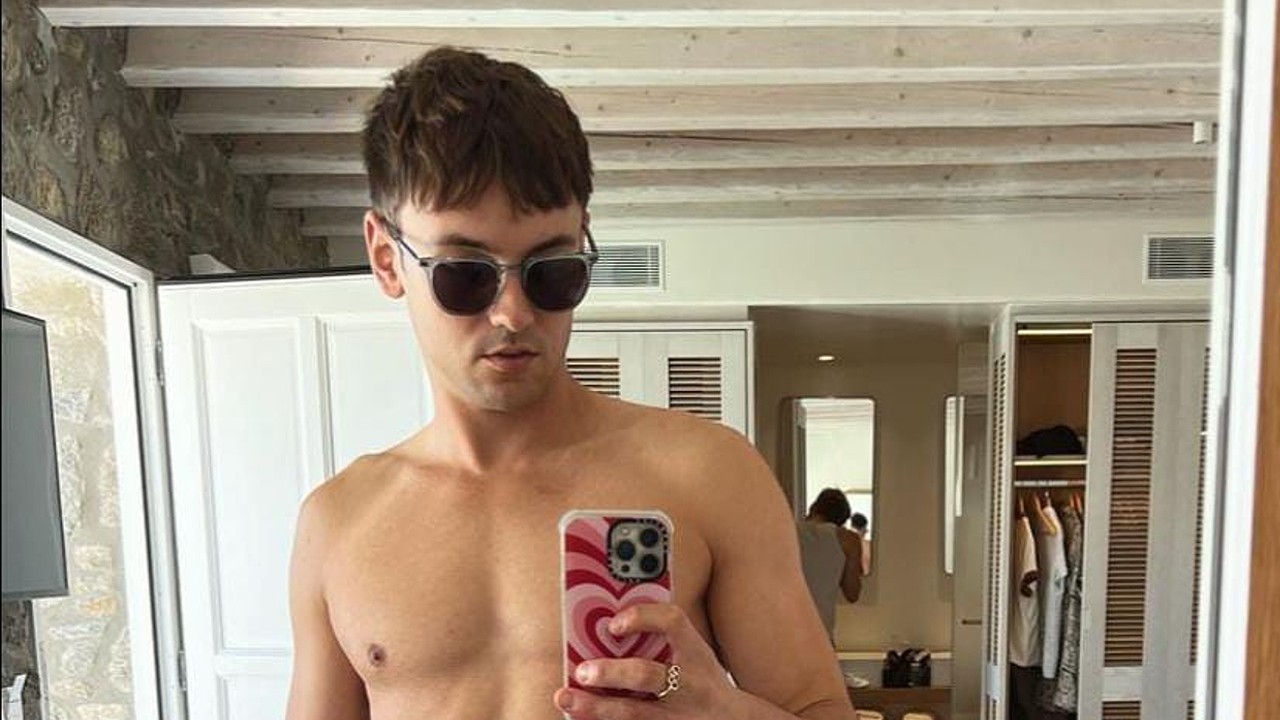 Tom Daley sin playera mostrando su abdomen en foto vacaciones