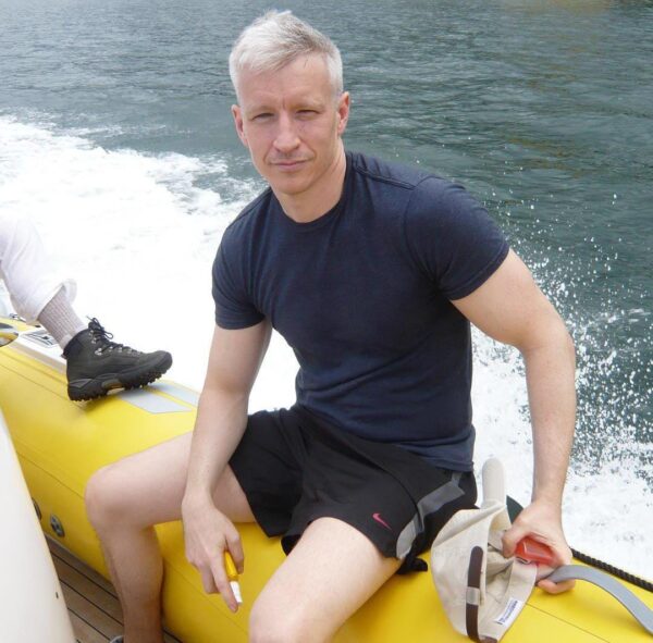 Anderson Cooper es un ejemplo de cómo se ve un hombre silver fox o zorro plateado