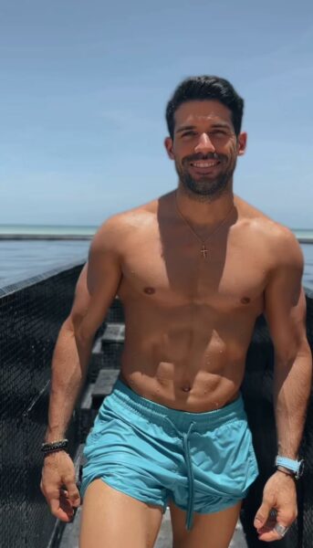 Antonio Sotillo actor en la playa