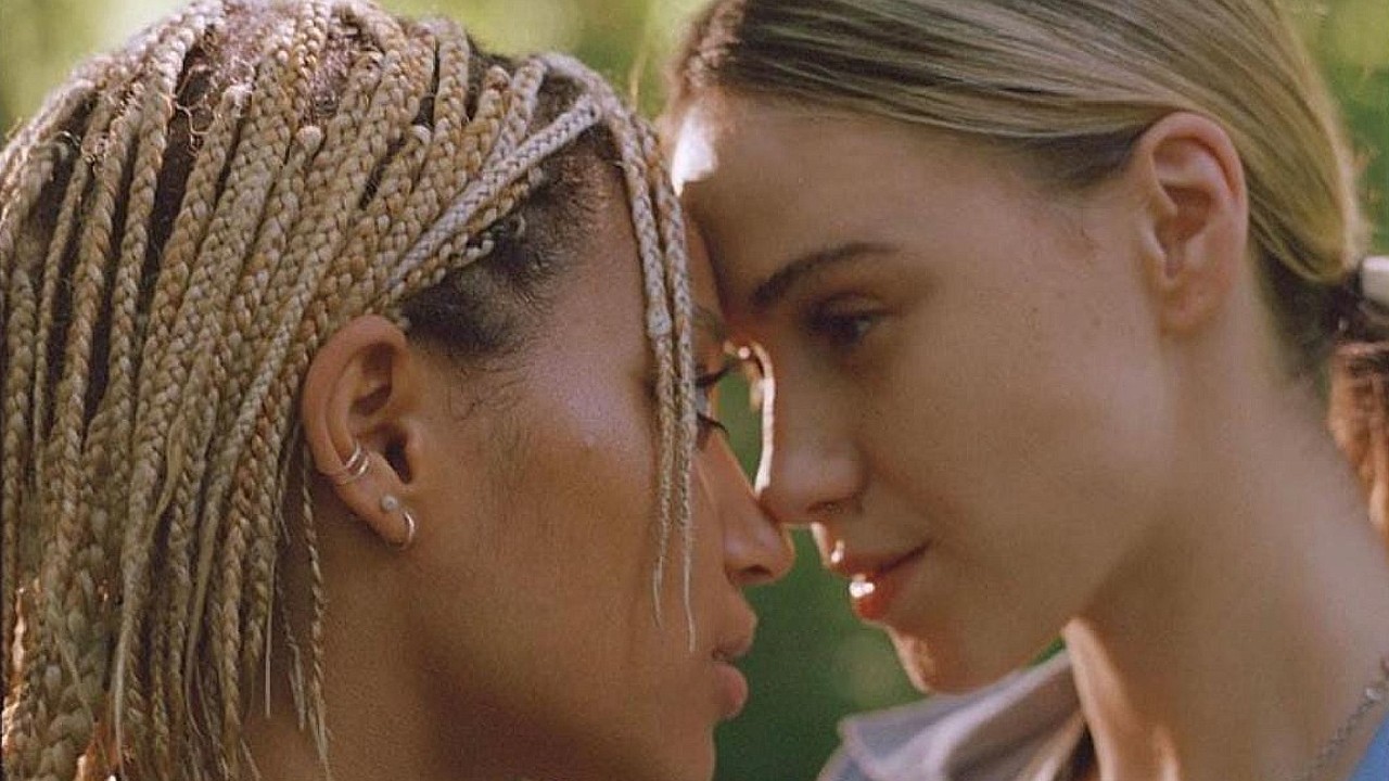 Bodies Bodies Bodies besos lésbicos actrices del elenco