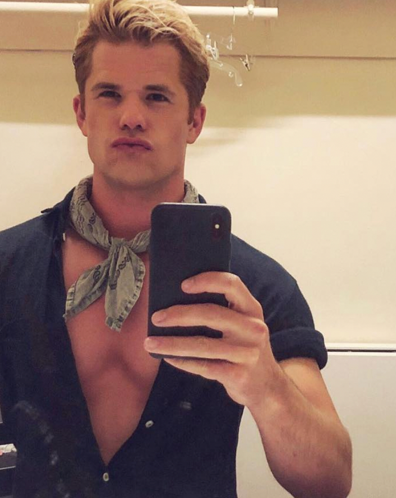 Charlie Carver fotos datos actor gay the boys in the band