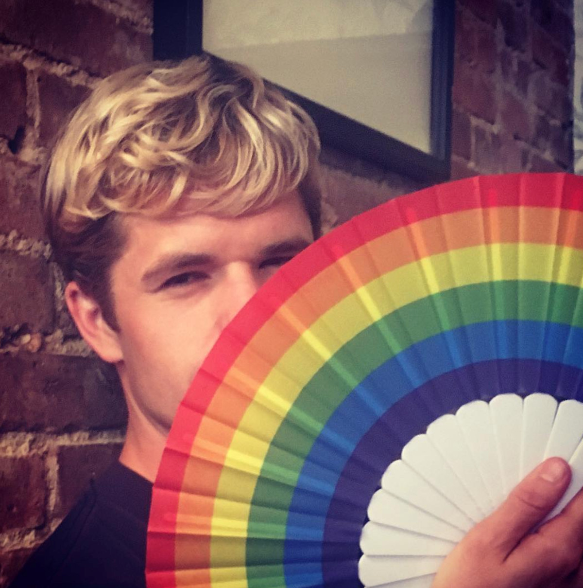 charlie carver salir del clóset gay actor fotos datos