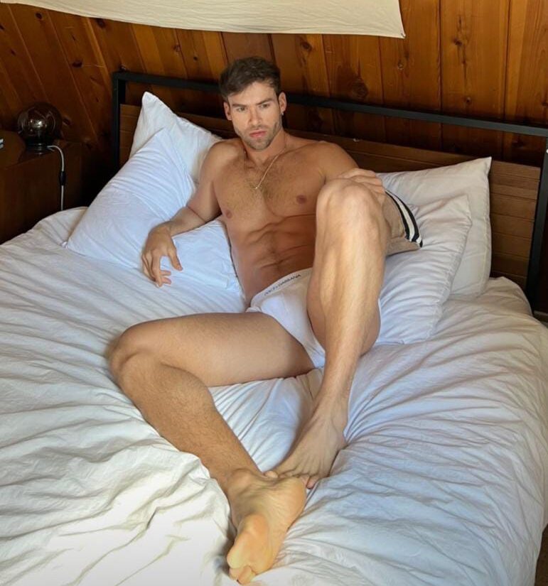 David Ortega fotos para Instagram en cama