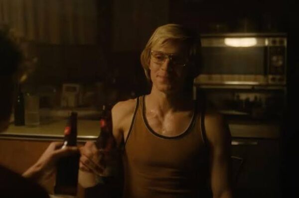 Evan Peters como Jeffrey Dahmer
