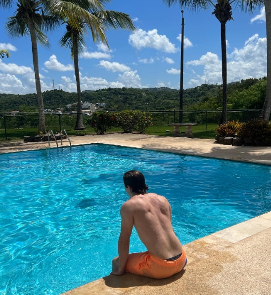 reguetonero mojado de espaldas