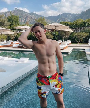 Guaynaa alberca foto sin playera traje de baño