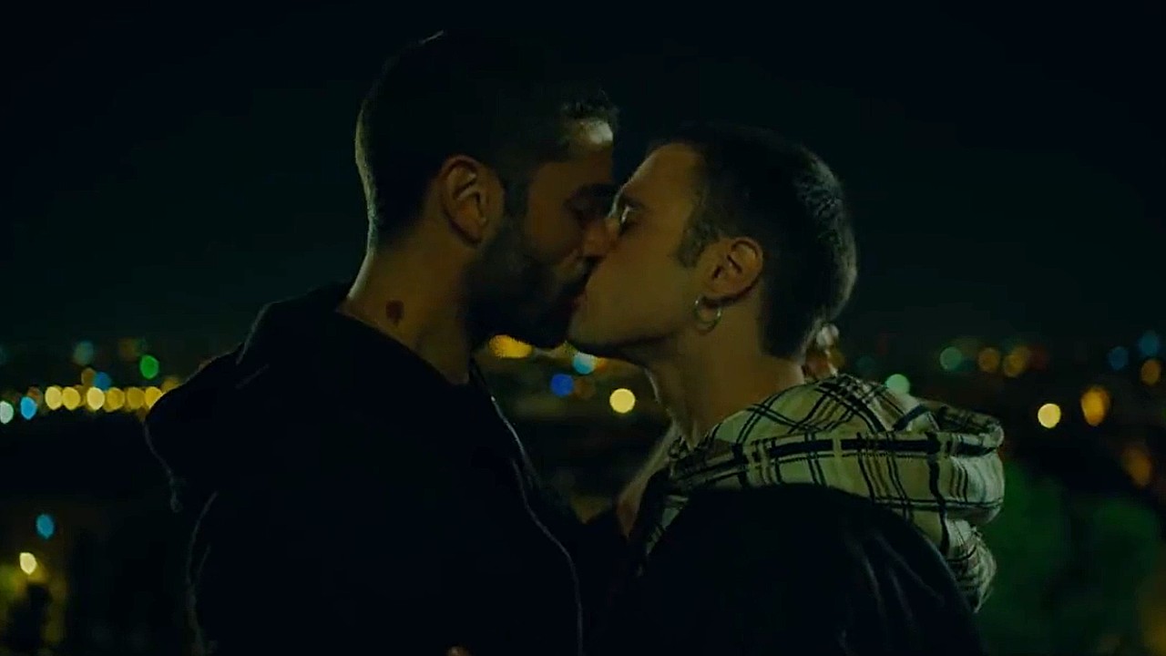 Iván Pellicer y Álex García interpretan a la pareja gay en Sagrada familia, serie de Netflix, sus personajes son Abel y Germán.