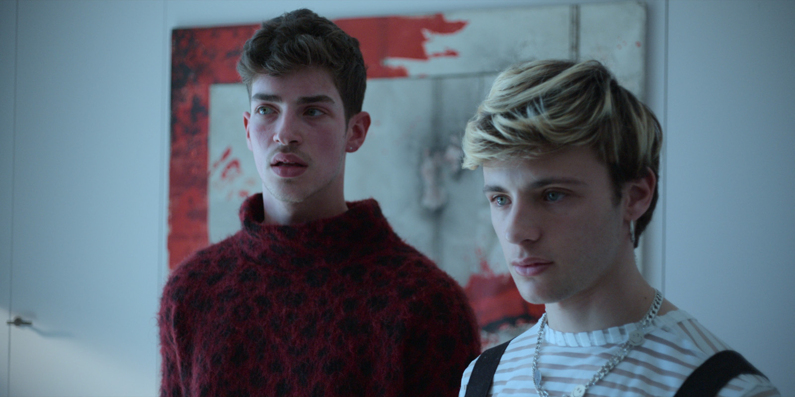 Iván Pellicer en Élite junto a Manu Ríos.